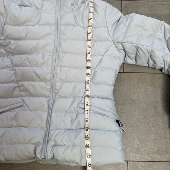 Like new! Women's Light Gray Puffer Jacket by The North Face - warm & stylish! - Picture 6 of 16
